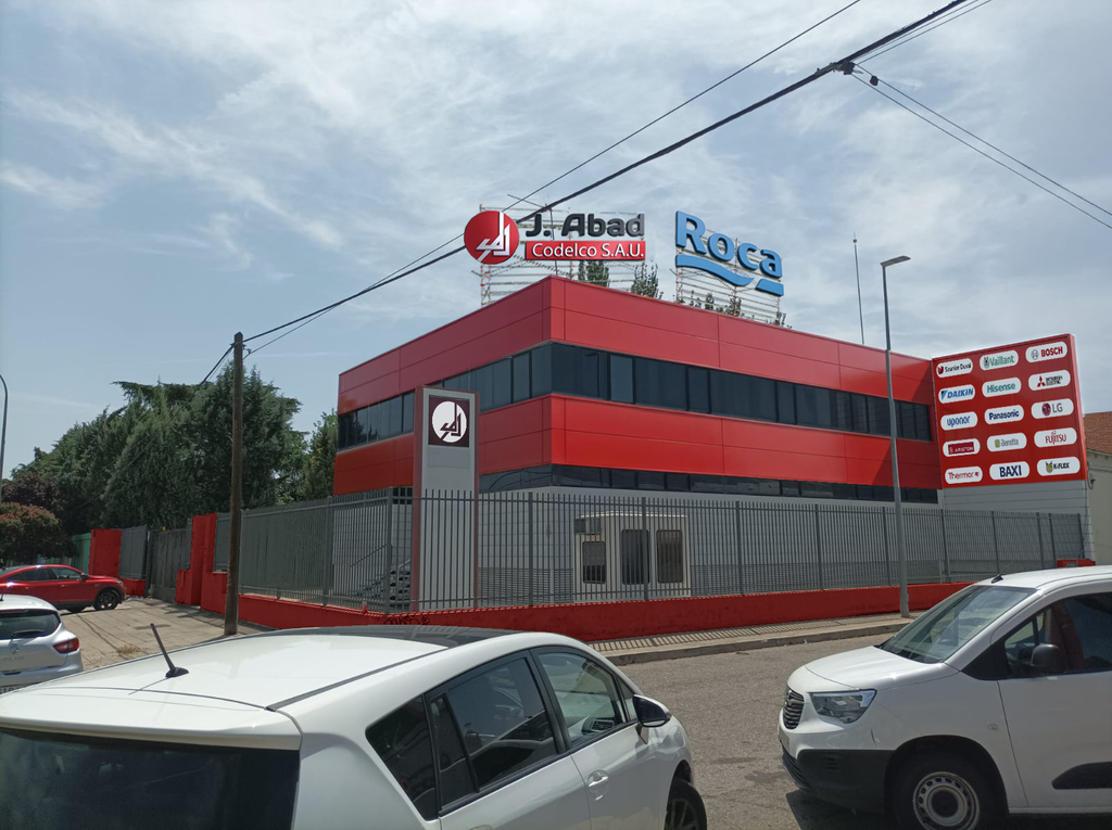 Fachada principal con logos en relieve logo diagonal